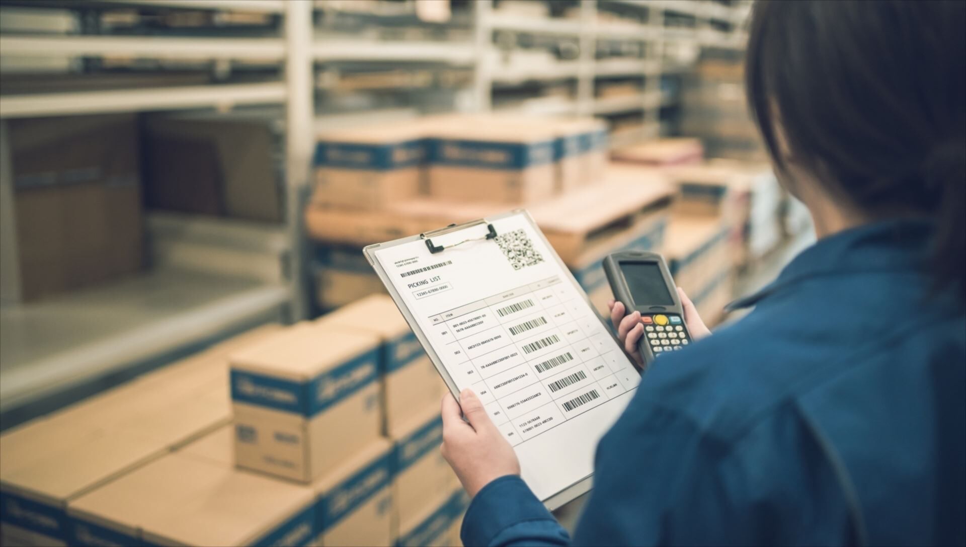 倉庫内で商品を探すスタッフ