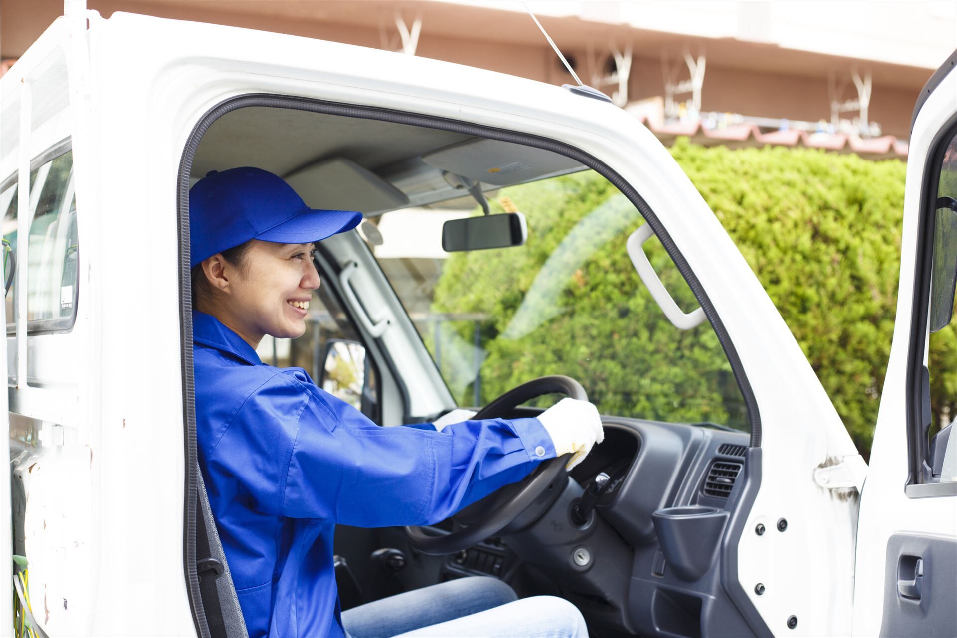 トラックで現場に到着した女性ドライバー