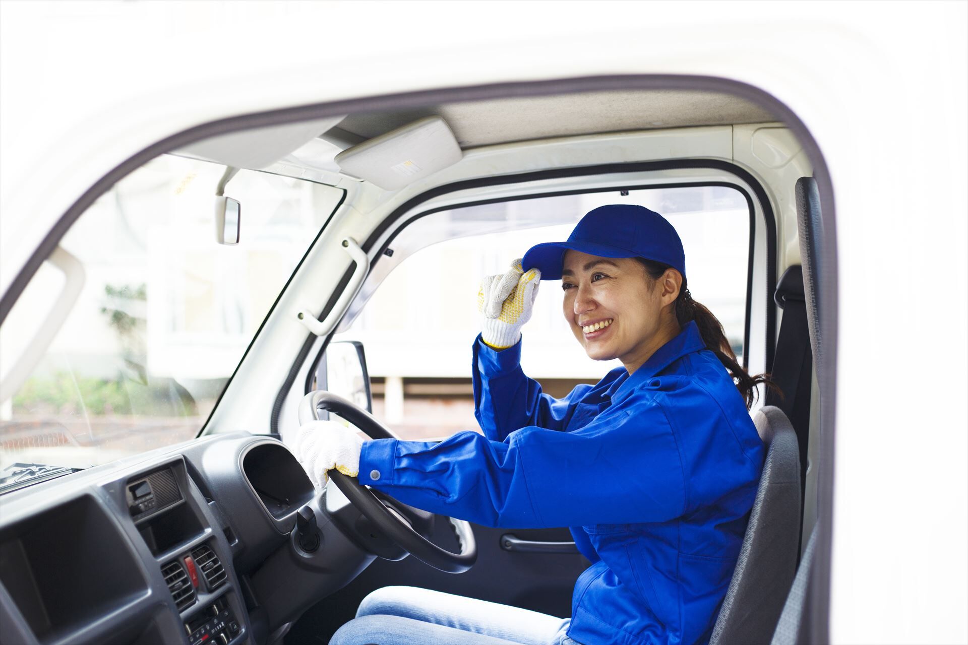 トラックで出発する女性スタッフ