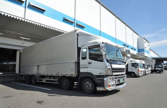 高収入と安定したドライバーの勤務体系で生活も充実 | トラックを運転し埼玉で配送業をするなら有限会社翔通商